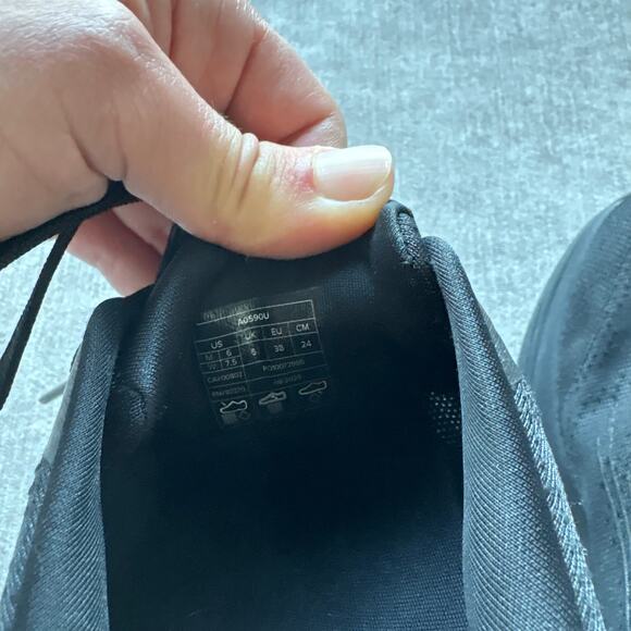 Alo Runner Shoes in Black - Picture 5 of 5